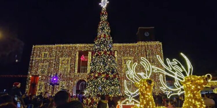 Qytetet gjatë festave, dritat e pemëve të Krishtlindjes fillojnë të ndizen