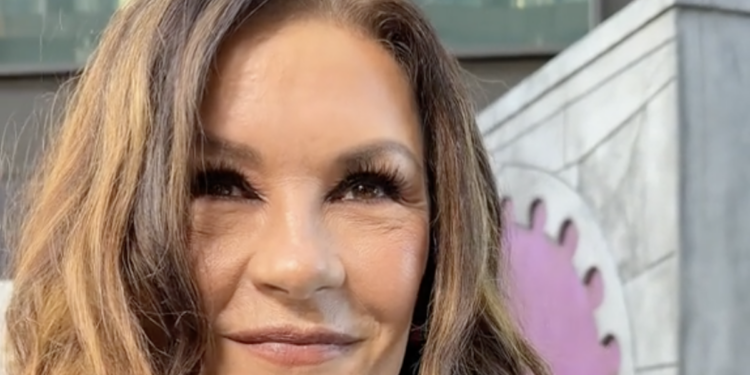 Reagime negative në rrjet për plakjen e saj: Femra nga mbarë bota mbështesin Catherine Zeta-Jones!