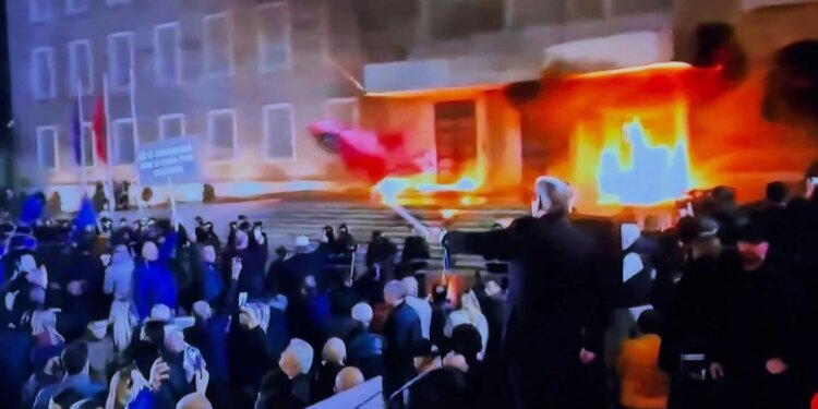 Reagimi i Ballës ndaj protestës së opozitës: Sali, nuk do t'i dëmtojë më Shqipërinë.