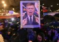 “Revolucioni i Gërshërëve” shkakton tronditje në Sllovaki/ “Mjaft më Fico”, protesta ndaj kryeministrit.