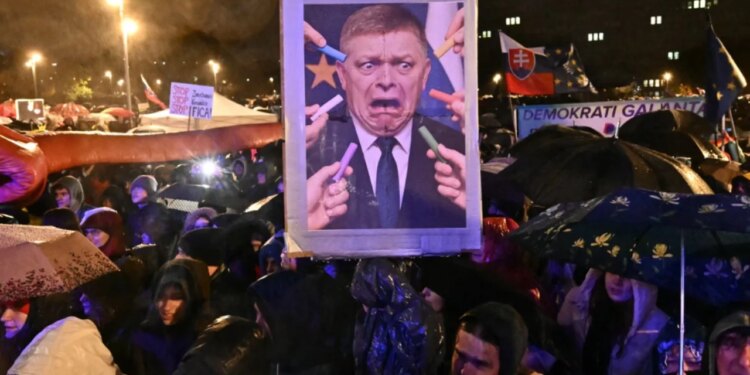 “Revolucioni i Gërshërëve” shkakton tronditje në Sllovaki/ “Mjaft më Fico”, protesta ndaj kryeministrit.