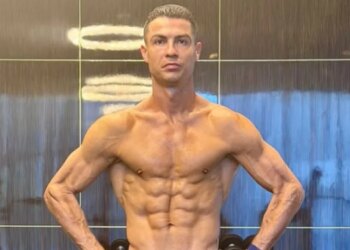 Ronaldo Behet Temë Bisedash për Trupin e Tij të Mahnitshëm në Moshën 40 Vjeçare
Cristiano Ronaldo ka rënë në sy në rrjetet sociale me një fotografi që thekson formën e tij të shkëlqyer fizike, edhe pse po afron moshën 41-vjeçare.