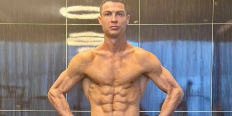 Ronaldo Behet Temë Bisedash për Trupin e Tij të Mahnitshëm në Moshën 40 Vjeçare
Cristiano Ronaldo ka rënë në sy në rrjetet sociale me një fotografi që thekson formën e tij të shkëlqyer fizike, edhe pse po afron moshën 41-vjeçare.