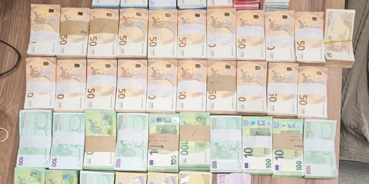 Rreth 260 mijë euro të padeklaruara të sekuestruara në Han të Elezit