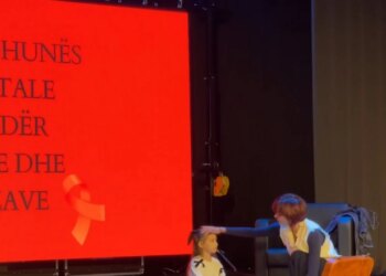 Rreth dhunës digjitale: Një interpretim skenik për të luftuar dhunën ndaj vajzave.