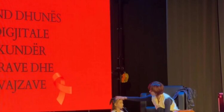 Rreth dhunës digjitale: Një interpretim skenik për të luftuar dhunën ndaj vajzave.