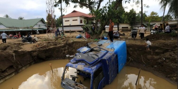 Rritja e numrit të viktimave nga përmbytjet në Indonezi: 631 të vdekur dhe 472 të plagosur
