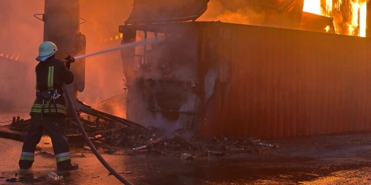 Rusia reagon ndaj sulmit ukrainas mbi një cisterne nafte në Mesdhe, sulmon portin e Odesës, 7 të vdekur dhe 15 të plagosur.