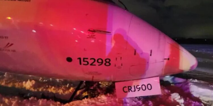 SHBA: Avioni dalë nga pista e akullt, autoritetet njoftojnë se askush nuk është lënduar.