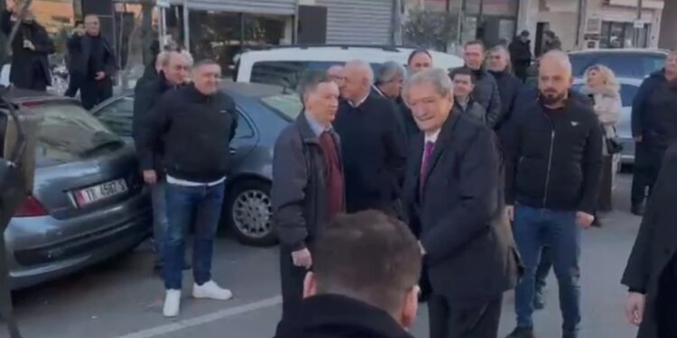 Sali Berisha në SPAK, njoftohet për masën e sigurimit të detyrueshëm të paraqitjes.