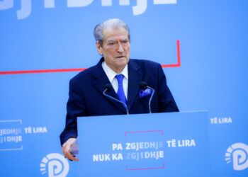 Seancë e mbyllur: Berisha për mbledhjen e Këshillit të Mandateve thotë se në dosjen e Ballukut ka vetëm një material sekret