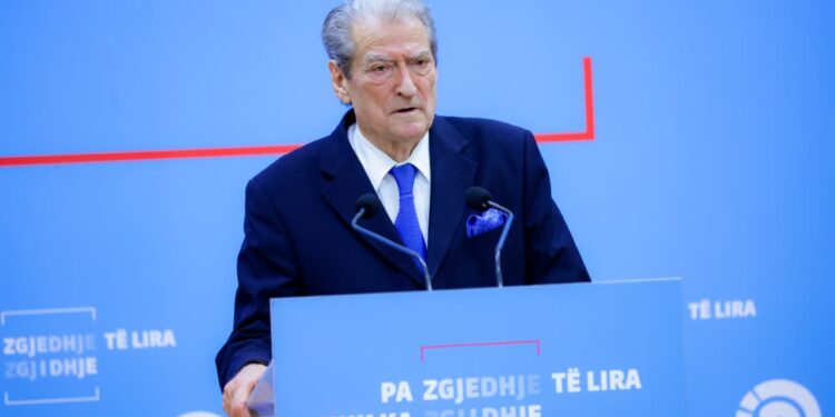 Seancë e mbyllur: Berisha për mbledhjen e Këshillit të Mandateve thotë se në dosjen e Ballukut ka vetëm një material sekret