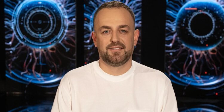 Seno Fishta, banori më i ri i "Big Brother VIP", i bashkohet konkurrentëve të tjerë.