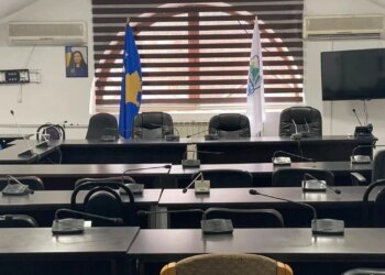 Serbët riemergjencojnë udhëheqjen e komunave veriore në Kosovë, katër kryetarët e rinj betohen sot me praninë e forcave të KFOR-it.