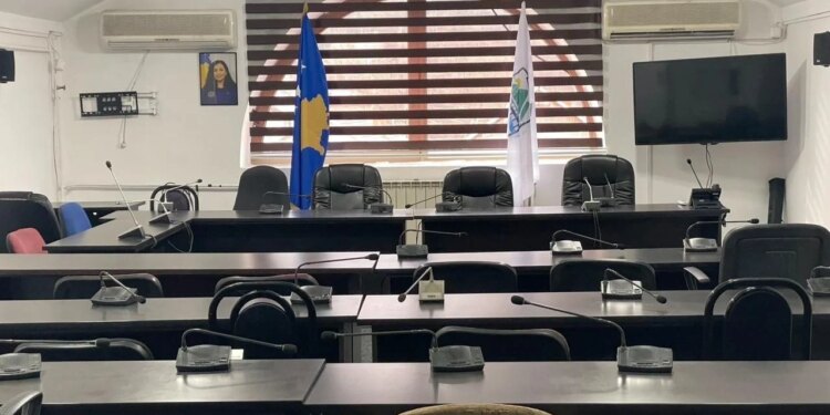 Serbët riemergjencojnë udhëheqjen e komunave veriore në Kosovë, katër kryetarët e rinj betohen sot me praninë e forcave të KFOR-it.