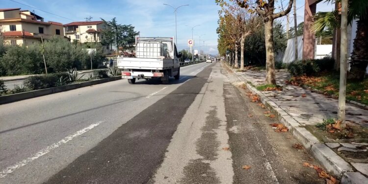 Sherri për parakalimin e makinës: 37-vjeçari del nga automobili për të sqaruar situatën dhe dërgohet me urgjencë në Spitalin e Traumës në gjendje të rëndë.