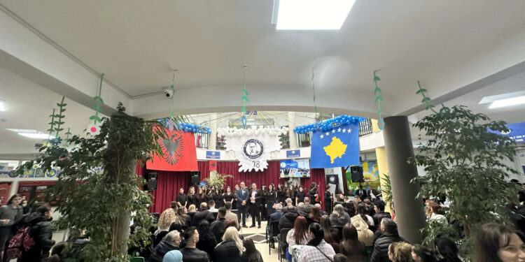 Shkolla e ndërtuar në vitin 1947 kremton përvjetorin e saj të themelimit.