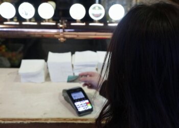 “Shqipëria pasive në digjitalizimin bankar”, sipas Bankës Botërore: Më pak se gjysma e të rriturve zotërojnë llogari bankare, pavarësisht përhapjes së teknologjisë.