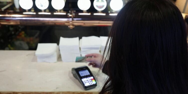 “Shqipëria pasive në digjitalizimin bankar”, sipas Bankës Botërore: Më pak se gjysma e të rriturve zotërojnë llogari bankare, pavarësisht përhapjes së teknologjisë.