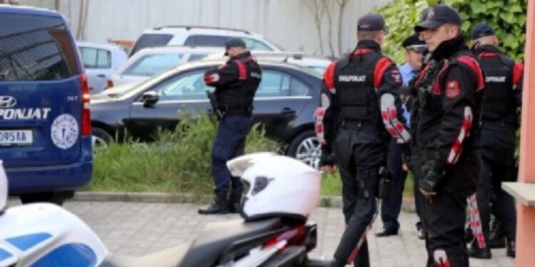 Shqiponjat kapin dy të rinj në Tiranë që dërgonin drogë nga dritarja