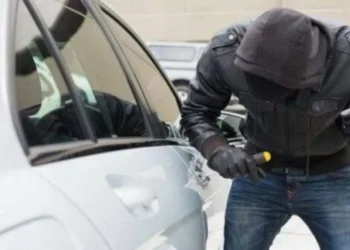 Shtatë automjete të shkatërruara në parkimin e një ndërtese në Fushë-Kosovë