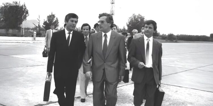 “Si më ftoi Gramoz Pashko në Shqipëri në 1991”, tregimi i ambasadorit Hill: Kë e preferonin amerikanët mes tij, Berishës dhe Selamit.