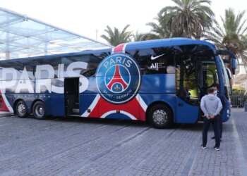 Skandal në Bilbao: Autobusi i PSG-së shkatërrohet nga gurë dhe objekte të forta, dy të arrestuar.