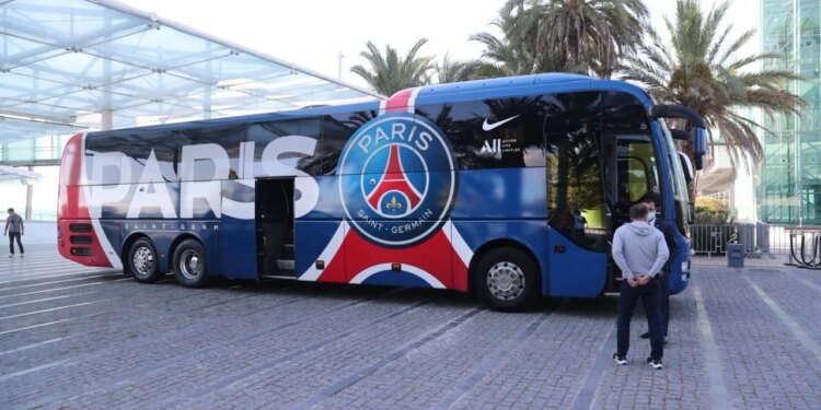 Skandal në Bilbao: Autobusi i PSG-së shkatërrohet nga gurë dhe objekte të forta, dy të arrestuar.