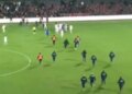 Skandal në Vlorë: Tifozët brejnë vijën e fushës dhe sulmojnë lojtarët e Teutës, ndeshja pezullohet.