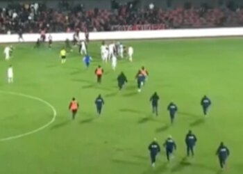 Skandal në Vlorë: Tifozët brejnë vijën e fushës dhe sulmojnë lojtarët e Teutës, ndeshja pezullohet.