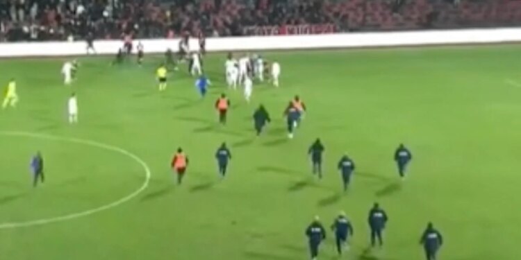 Skandal në Vlorë: Tifozët brejnë vijën e fushës dhe sulmojnë lojtarët e Teutës, ndeshja pezullohet.