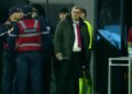 Skandal në Vlorë: Tifozët invadojnë fushën dhe sulmojnë futbollistët, ndeshja rifillon nga minuta e 68 me stadiumin të pustë.