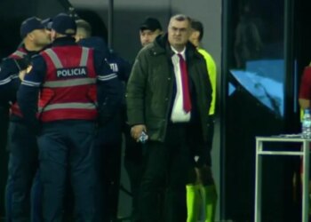 Skandal në Vlorë: Tifozët invadojnë fushën dhe sulmojnë futbollistët, ndeshja rifillon nga minuta e 68 me stadiumin të pustë.