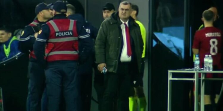 Skandal në Vlorë: Tifozët invadojnë fushën dhe sulmojnë futbollistët, ndeshja rifillon nga minuta e 68 me stadiumin të pustë.