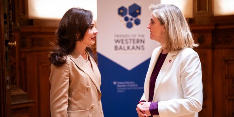 Spiropali dhe Kaja Kallas në takimin e miqve të Ballkanit Perëndimor: Zgjerimi dhe integrimi i Europës siguron të ardhmen e rinisë sonë.