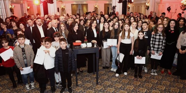 Spiropali me shqiptarët në Greqi: Çdo komunitet shqiptar shpreh atdhedashuri. Të angazhuar për arritjen e marrëveshjes për pensionet.