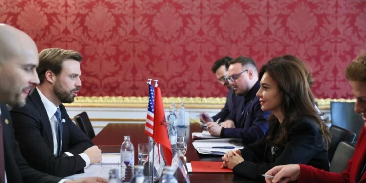 Spiropali takohet me zyrtarin e lartë të DASH: Zgjerimi i bashkëpunimit strategjik me SHBA