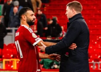 Steven Gerrard ndan mendimin e tij "të mençur" mbi çështjen "Salah" si një legjendë e vërtetë!