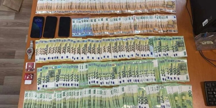 Suedezi i arrestuar në Kosovë si pjesë e një grupi kriminal të organizuar/ Gjetjet në shtëpi: mijëra euro dhe një Rolex