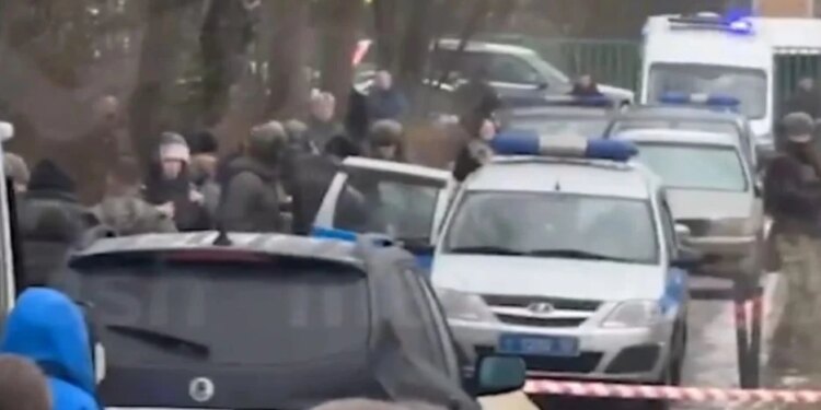 Sulm me thikë në Moskë: Një adoleshent vret një shok të klasës dhe plagos rojen e shkollës.