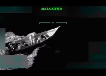 Sulmi i ushtrisë amerikane ndaj anijes me drogë: Detaje të reja, të mbijetuarit kapeshin pas varkës së përmbytur, informacione nga radiot…