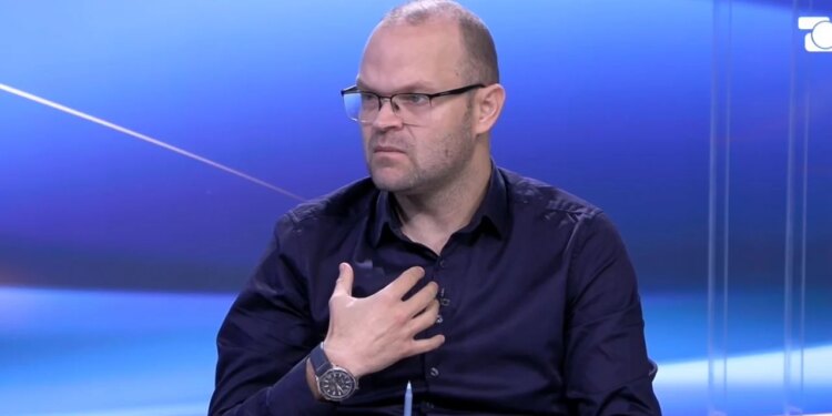 Takimi i demokratëve në ‘kafe’: Aulon Kalaja thotë për “Shqipëria Live” që nuk ishte atje për të formuar një parti të re