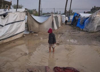 Të përmbytura nga shirat, banorët e Gazës gjejnë strehim në rrënojat e ndërtesave të shkatërruara nga bombardimet.