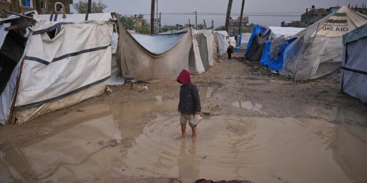 Të përmbytura nga shirat, banorët e Gazës gjejnë strehim në rrënojat e ndërtesave të shkatërruara nga bombardimet.