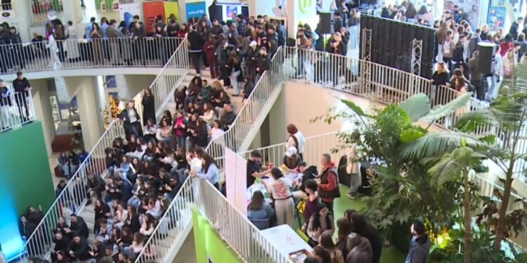 Të rinjtë ‘takohen’ në Piramidë për 8 Dhjetorin, Gonzato: Veproni shpejt për reformat, BE mbështet ju!