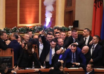 Tension dhe përplasje në Kuvend, deputetët e PD sjellin flakadanët në sallë. Çfarë ndodhi që nuk u raportua në seancën parlamentare?