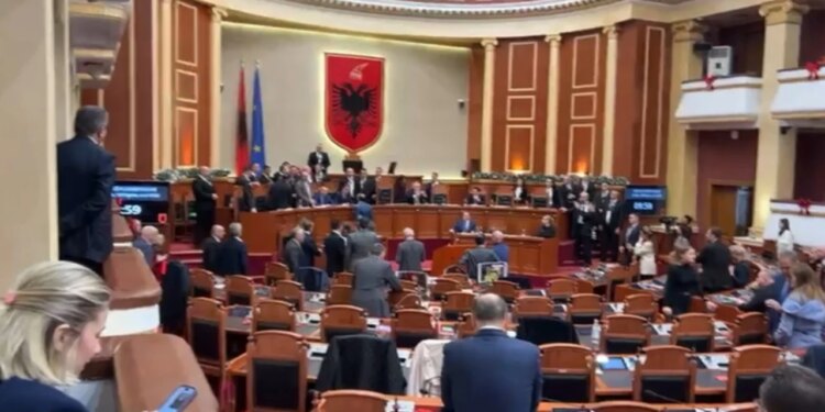 Tension në Kuvend/ Para fillimit të seancës, deputetët e PD zënë vendet e ministrave në sallë