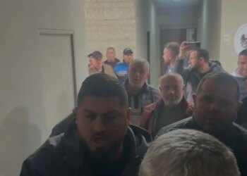 Tension në seancën e Këshillit Bashkiak në Vlorë, shoferët e autobusëve përpiqen të hyjnë në sallë: Hapeni derën! A jemi si delet?!