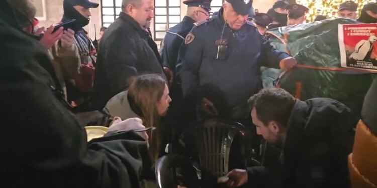 Tension para Kryeministrisë, policia largon tendën; Lapaj: Edhe bukën na e morën!