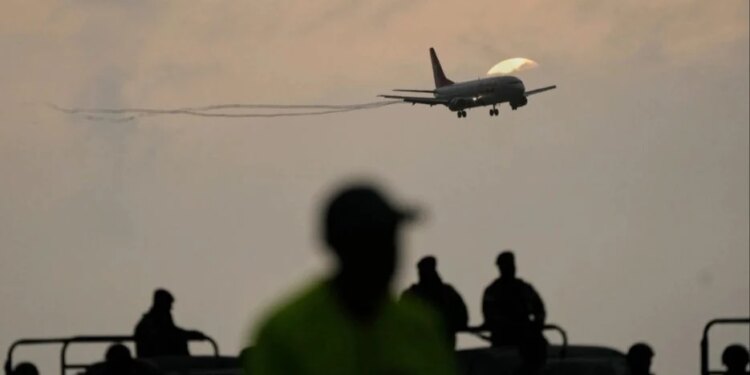 Tensionet mes Uashingtonit dhe Karakasit, kompanitë ajrore në Panama dhe Kolumbi ndërprenë përkohësisht fluturimet drejt Venezuelës.